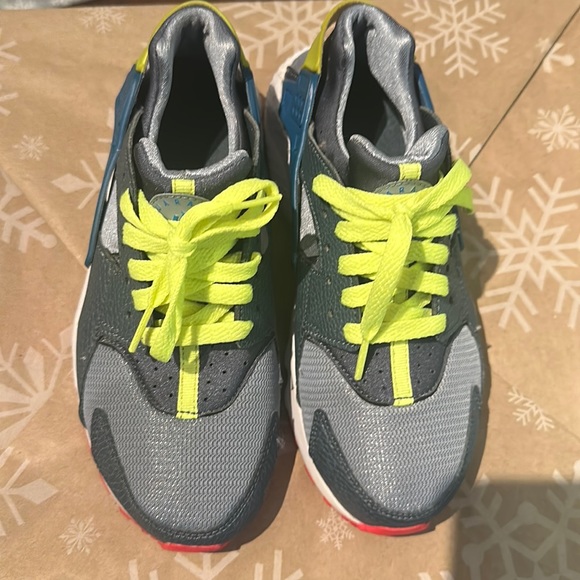 Classic vintage Nike huarache boys size 5